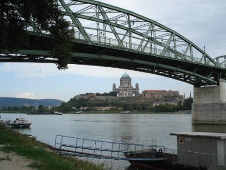 De beide Donau-oevers tussen het Hongaarse Esztergom en het Hongaars/Slovaakse Sturovo weer met elkaar verbonden.